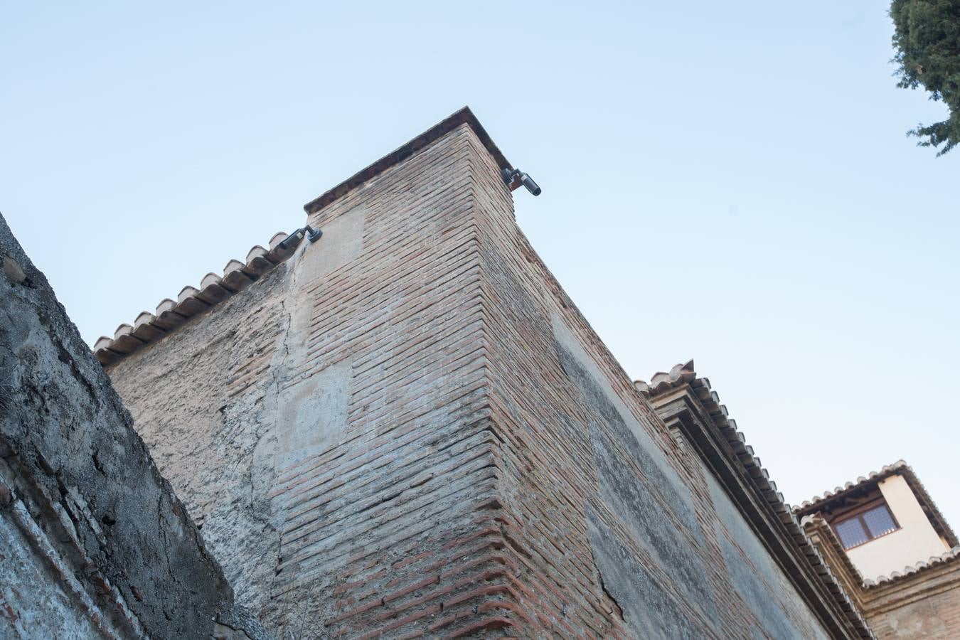 Se encuentran en pruebas y cubren las dos entradas del Arco de las Pesas, las fachadas del Aljibe del Rey y todo el perímetro del palacio de Dar Al Horra