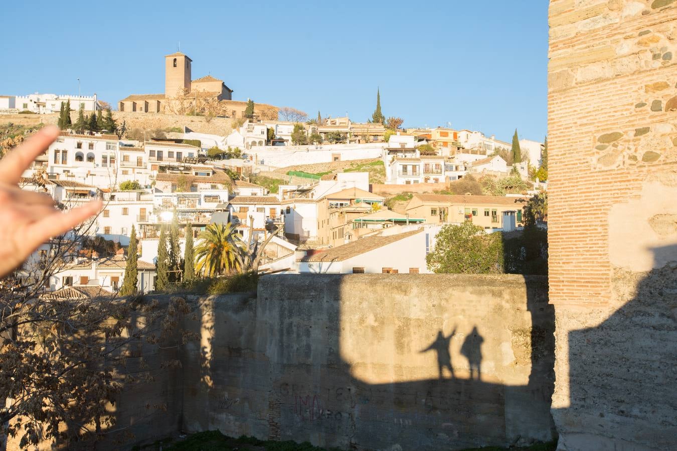 Se encuentran en pruebas y cubren las dos entradas del Arco de las Pesas, las fachadas del Aljibe del Rey y todo el perímetro del palacio de Dar Al Horra