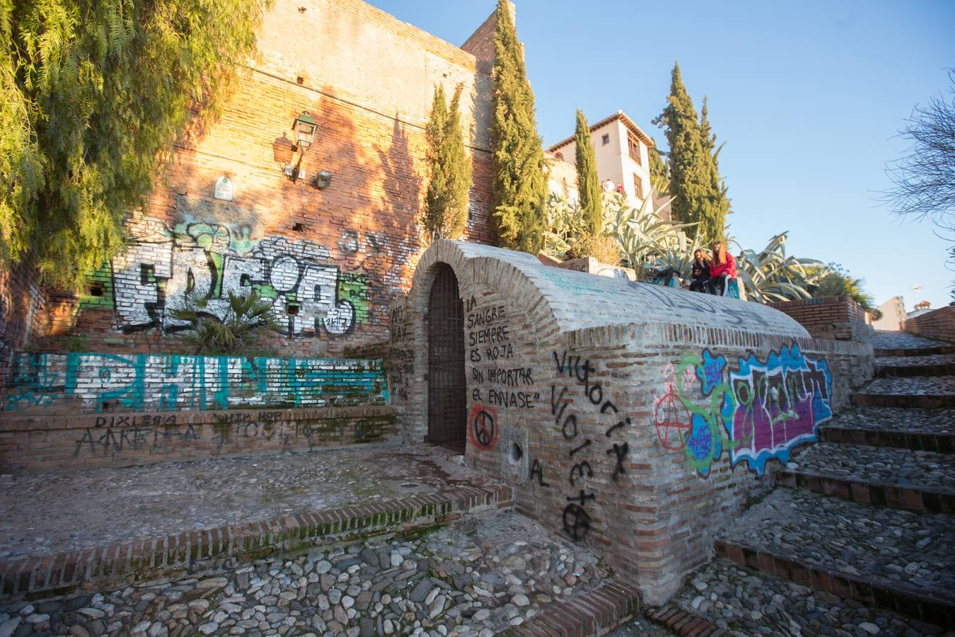 Se encuentran en pruebas y cubren las dos entradas del Arco de las Pesas, las fachadas del Aljibe del Rey y todo el perímetro del palacio de Dar Al Horra