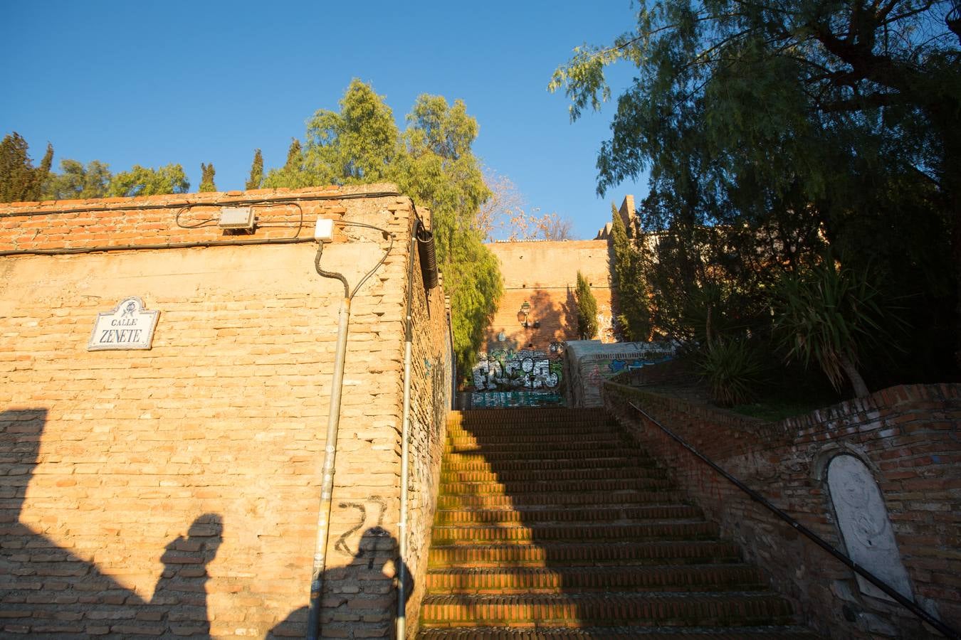 Se encuentran en pruebas y cubren las dos entradas del Arco de las Pesas, las fachadas del Aljibe del Rey y todo el perímetro del palacio de Dar Al Horra