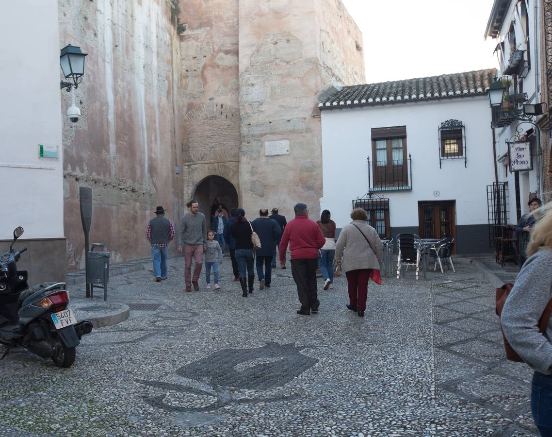 Se encuentran en pruebas y cubren las dos entradas del Arco de las Pesas, las fachadas del Aljibe del Rey y todo el perímetro del palacio de Dar Al Horra