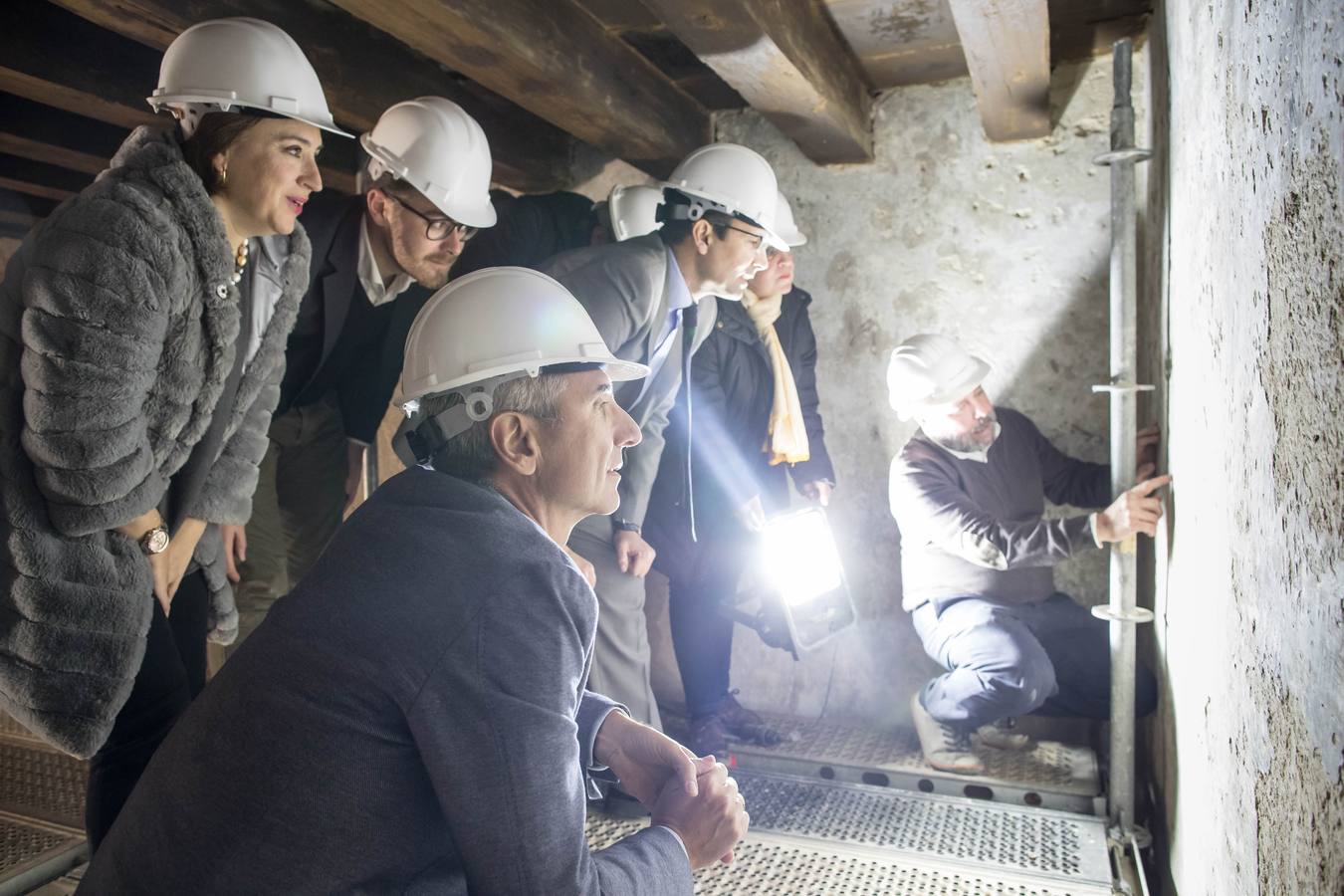 Los investigadores han descubierto restos de decoración del siglo XV en una de las estancias de la torre del homenaje