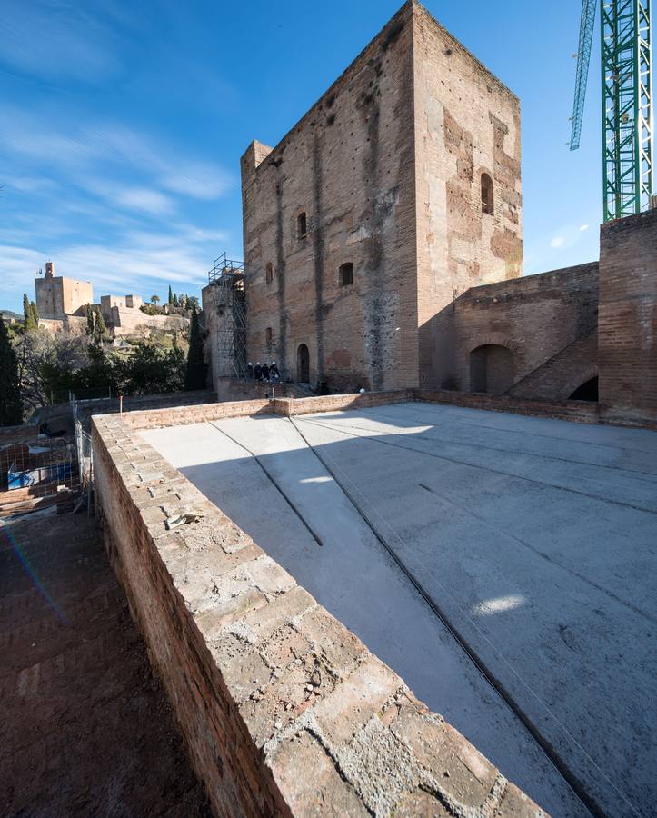 Los investigadores han descubierto restos de decoración del siglo XV en una de las estancias de la torre del homenaje