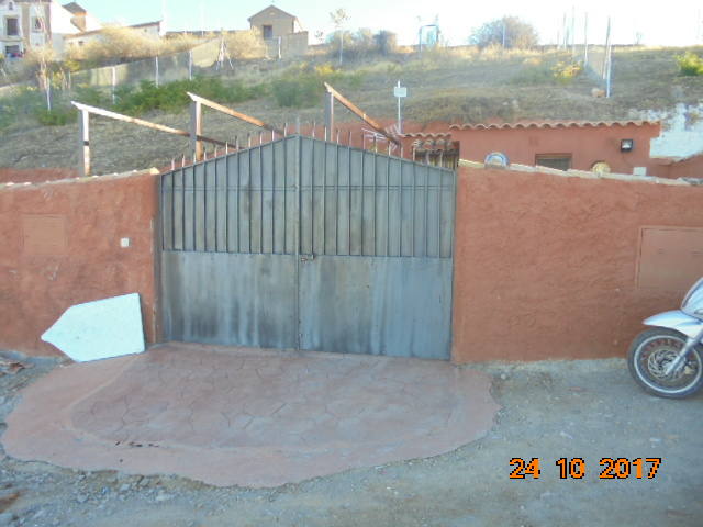 El área de Urbanismo ha hecho una amplia inspección de las cuevas de San Miguel y ha detectado todo tipo de obras ilegales. Desde patios enlosados, a cubiertas de tejas rojas, o caminos de baldosas por el cerro. El Ayuntamiento ha dado un plazo de dos meses a los ocupantes para que restauren la legalidad y dejen las cuevas en su estado original. El equipo de gobierno municipal ha anunciado también que iniciarán el trámite para desalojar a los ocupantes ilegales. 