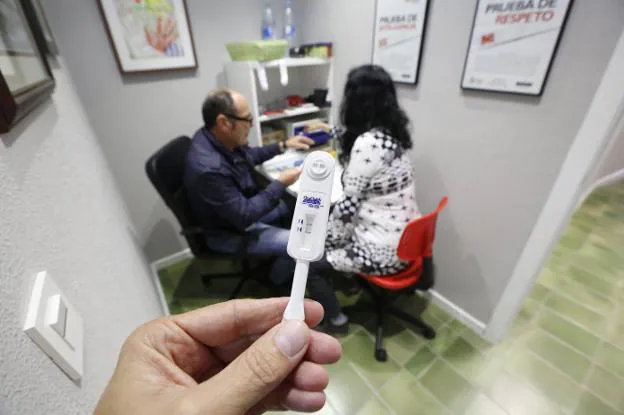 Imagen de un autotest de VIH en una farmacia.