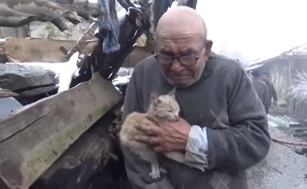 La estremecedora foto de un anciano con lo único que pudo salvar de su casa en un incendio