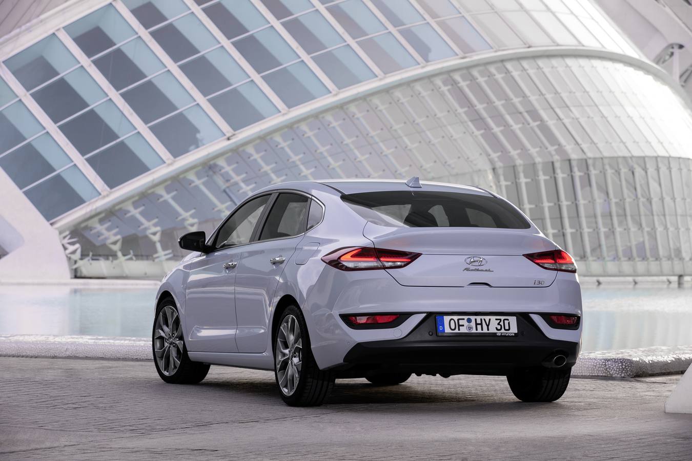 Hyundai añade a la gama i30 la versión Fastback, una versión más larga que se caracteriza por el nuevo diseño de la parte posterior. Se vende con la posibilidad de dos motores de gasolina, a partir de 16.165 euros.