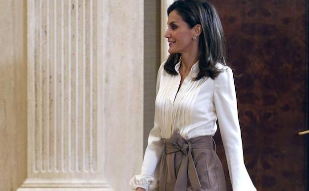 El pantalón de la Reina Letizia que reduce una talla arrasa en rebajas