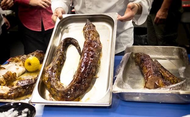 Ángel León muestra orgulloso su cochinillo de mar.