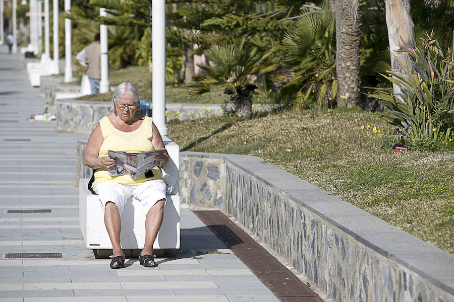 Hoy, los extranjeros y los más afortunados, han podido disfrutar de las playas del litoral granadino donde la jornada ha sido veraniega