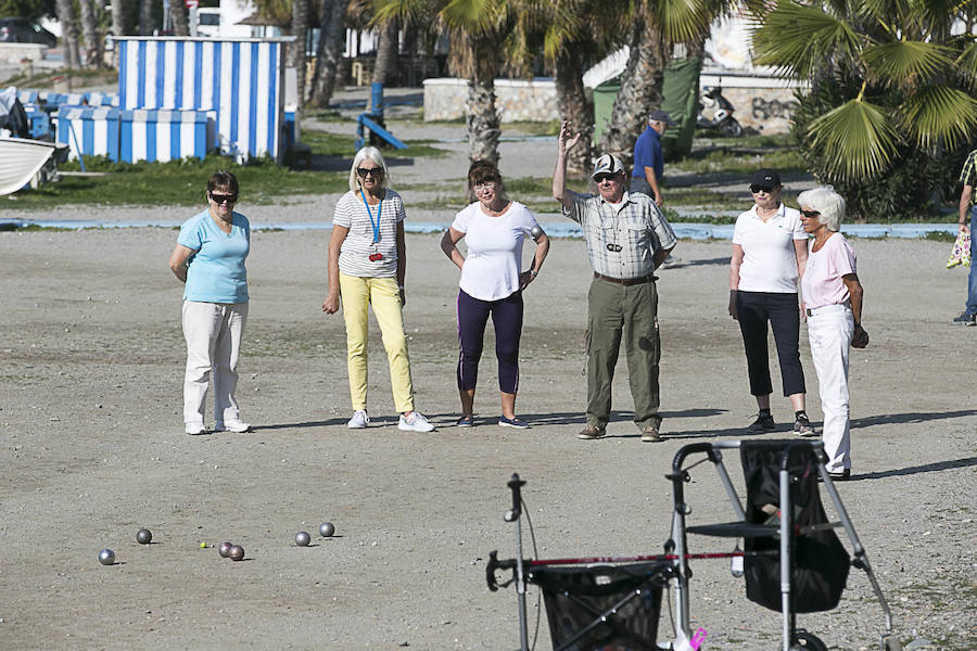 Hoy, los extranjeros y los más afortunados, han podido disfrutar de las playas del litoral granadino donde la jornada ha sido veraniega