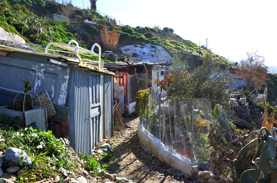 Los habitantes del cerro de San Miguel, con y sin documentación en regla de sus cuevas defienden la particularidad de la zona