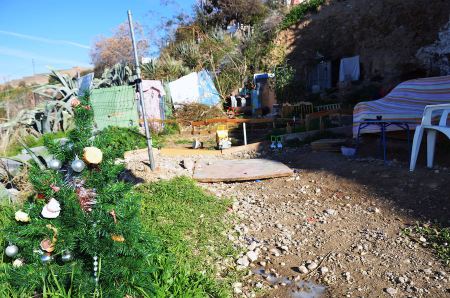 Los habitantes del cerro de San Miguel, con y sin documentación en regla de sus cuevas defienden la particularidad de la zona