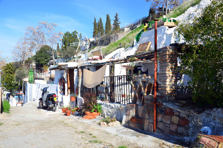 Los habitantes del cerro de San Miguel, con y sin documentación en regla de sus cuevas defienden la particularidad de la zona