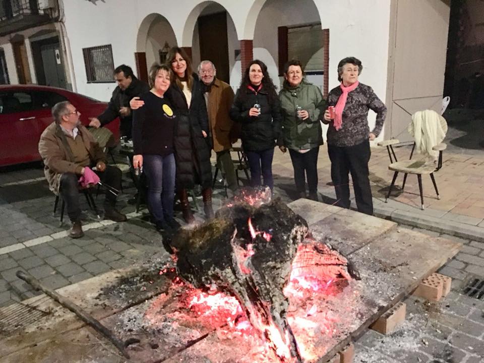 La localidad de la sierra celebró con hogueras y actos religiosos la festividad de su patrona, la Virgen de la Paz