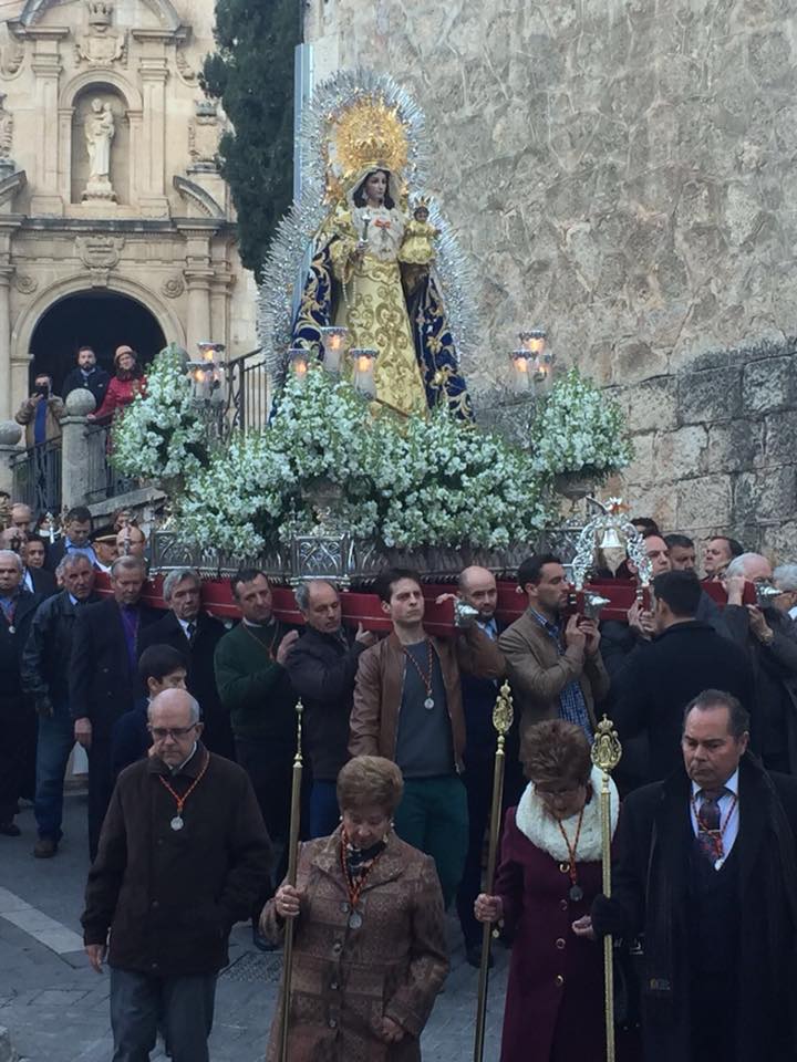 La localidad de la sierra celebró con hogueras y actos religiosos la festividad de su patrona, la Virgen de la Paz