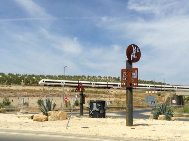 Un tren circula por las vías próximas a la rotonda que une el polígono industrial de Los Olivares y con el parque empresarial Nuevo Jaén.
