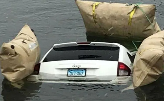 Una mujer se guía por el GPS de su coche y acaba en el fondo de un lago helado