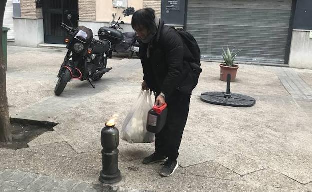 Prende fuego a varios bolardos en Granada: «En la calle puedo hacer lo que quiera»