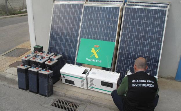 Tres detenidos en Atarfe y Pinos Puente por robar placas solares de una casa e instalarlas en otra