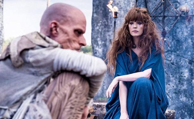 Imagen principal - Diversas escenas de la primera temporada de 'Britannia' (2017) protagonizadas por Mackenzie Crook, Kelly Reilly, Nikolaj Lie Kaas y Eleanor Worthingont-Cox.