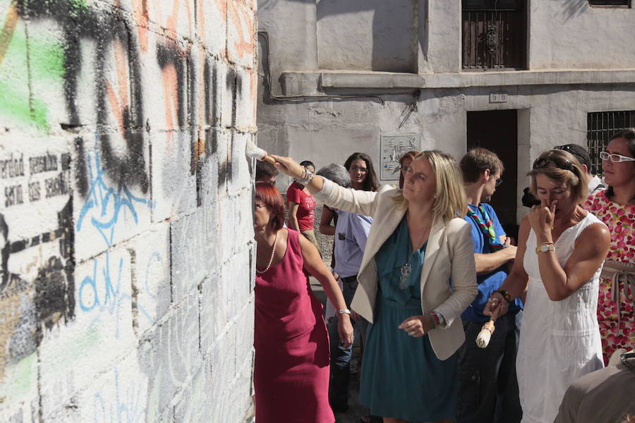 A lo largo de la última década, la capital de la provincia de Granada ha gastado más de un millón y medio de euros en su 'guerra' contra las pintadas. Más de cine personas han sido detenidas por pintar en monumentos declarados como Bien de Interés Cultural (BIC9, aunque esta práctica de arte urbano también ha servido en muchas ocasiones a fines socialmente positivos