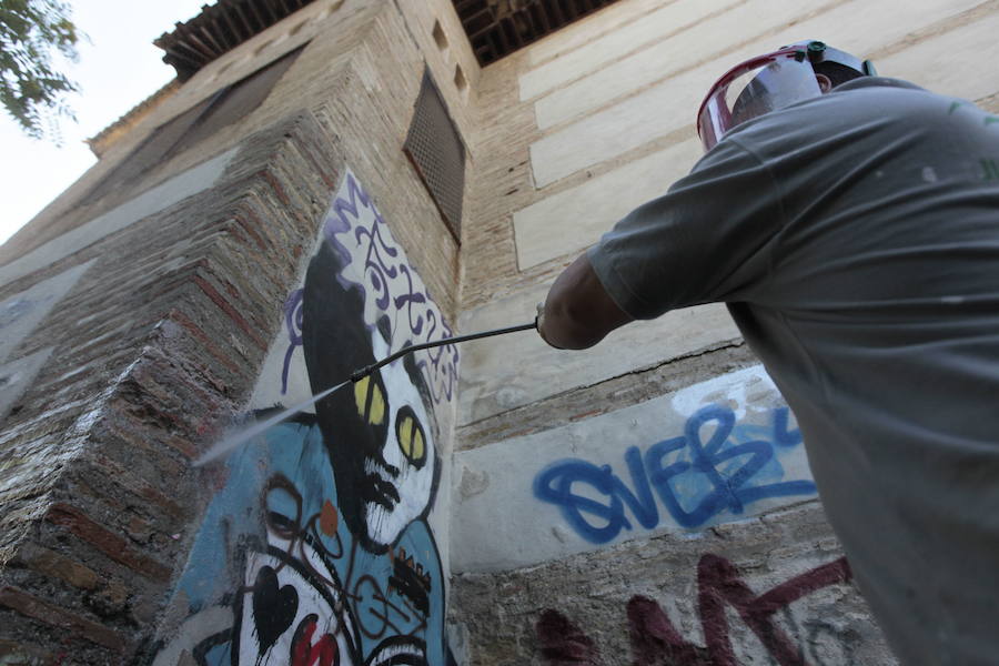 A lo largo de la última década, la capital de la provincia de Granada ha gastado más de un millón y medio de euros en su 'guerra' contra las pintadas. Más de cine personas han sido detenidas por pintar en monumentos declarados como Bien de Interés Cultural (BIC9, aunque esta práctica de arte urbano también ha servido en muchas ocasiones a fines socialmente positivos