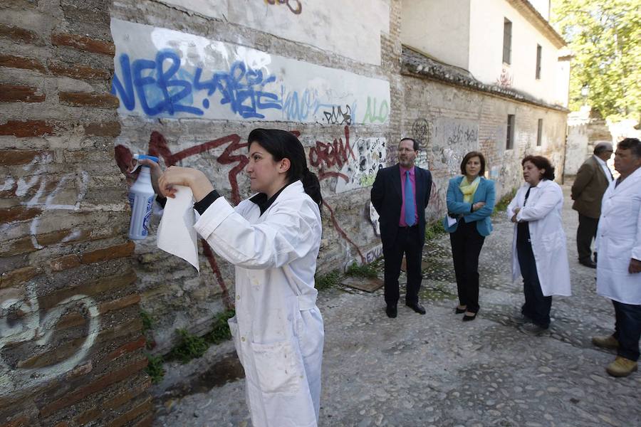 A lo largo de la última década, la capital de la provincia de Granada ha gastado más de un millón y medio de euros en su 'guerra' contra las pintadas. Más de cine personas han sido detenidas por pintar en monumentos declarados como Bien de Interés Cultural (BIC9, aunque esta práctica de arte urbano también ha servido en muchas ocasiones a fines socialmente positivos