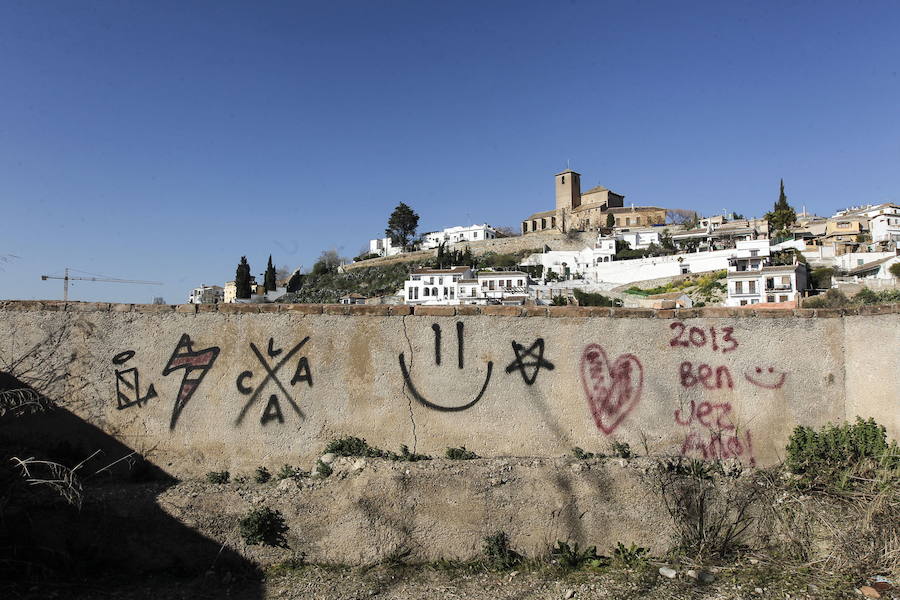 A lo largo de la última década, la capital de la provincia de Granada ha gastado más de un millón y medio de euros en su 'guerra' contra las pintadas. Más de cine personas han sido detenidas por pintar en monumentos declarados como Bien de Interés Cultural (BIC9, aunque esta práctica de arte urbano también ha servido en muchas ocasiones a fines socialmente positivos