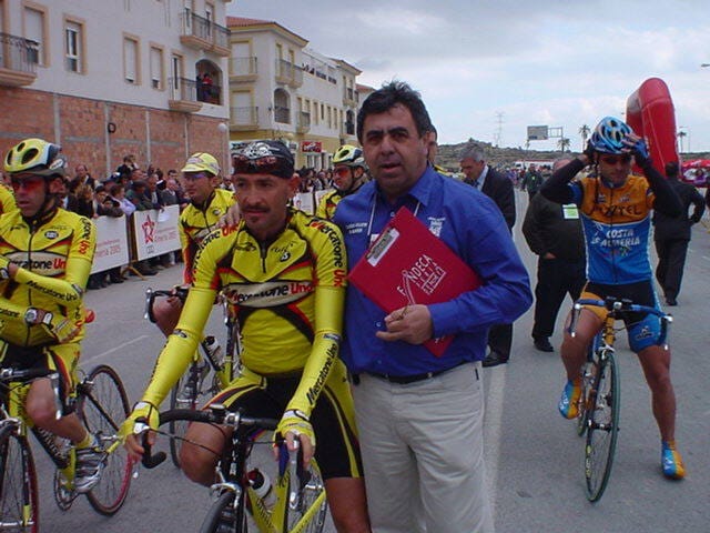 Imagen secundaria 1 - Arriba, Valverde antes de tomar la salida. Abajo (izda.), el desaparecido Marco Pantani. Abajo (dcha.), Óscar Freire, con José Manuel Muñoz. 