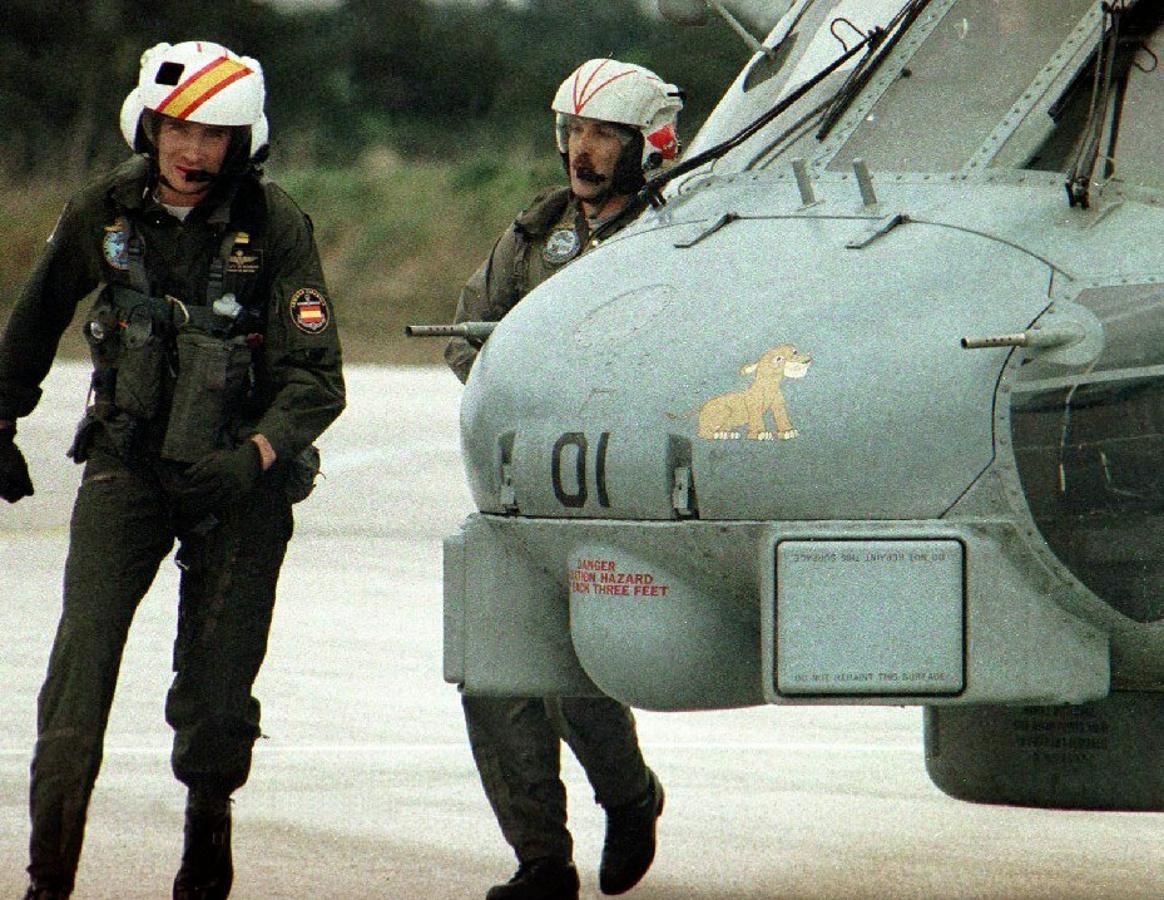 En julio de 1989, recibió los despachos de Teniente de Infantería, Alférez de Navío y Teniente del Arma de Aviación tras concluir su formación militar. 