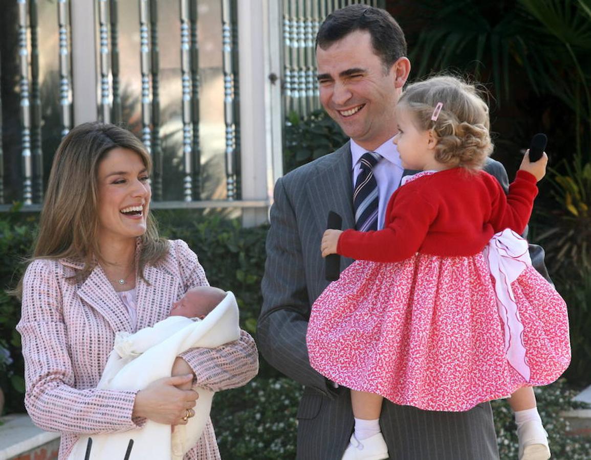 29 de abril de 2007. Nace su segunda hija, la infanta Sofía. Los principes de Asturias posan junto a sus dos hijas, la infanta Leonor y la recien nacida infanta Sofia a la salida de la clínica Ruber Internacional, en Madrid, cinco días después del parto. 