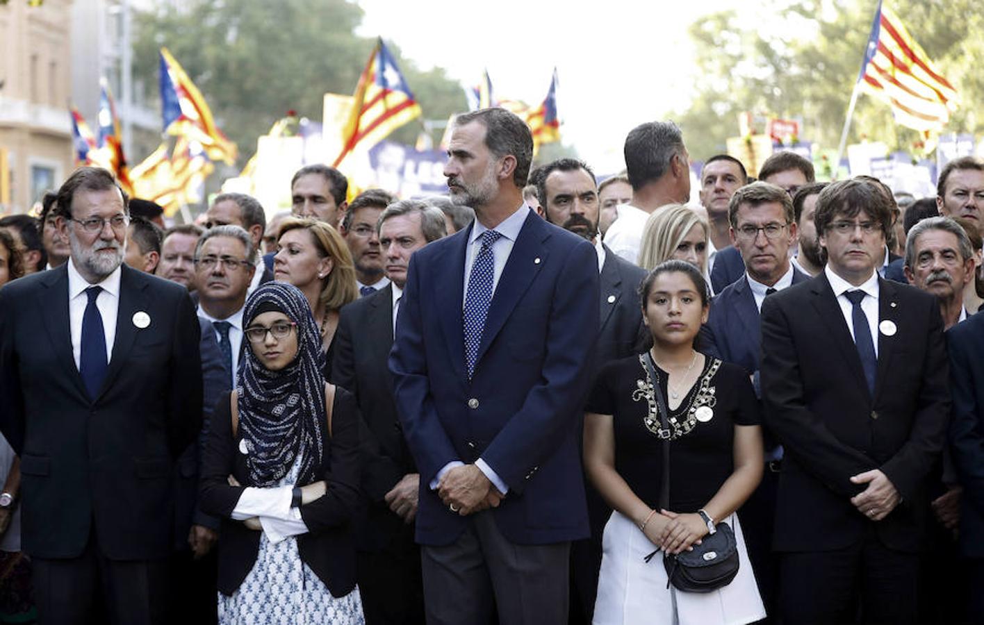 26 de agosto de 2017. Felipe VI, junto a los presidentes del Gobierno, Mariano Rajoy (i), y de la Generalitat, Carles Puigdemont (d), durante la manifestación contra los atentados yihadistas en Cataluña que bajo el lema "No tinc por" (No tengo miedo) recorrió las calles de Barcelona.