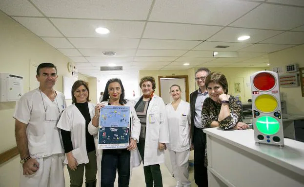 Algunos de los responsables que lideran el proyecto ‘Sueñón’ en el hospital de Motril con el semáforo que se enciende si se superan los decibelios de ruido. De izquierda a derecha Gabriel Pérez Rodríguez, Elena Morales Laborías, Mari Ángeles García Rescalvo, Berta Gorlat Sánchez, Toñi Rodríguez, Vicente E. Peis Redondo y Fabiola Ojeda Virto. 