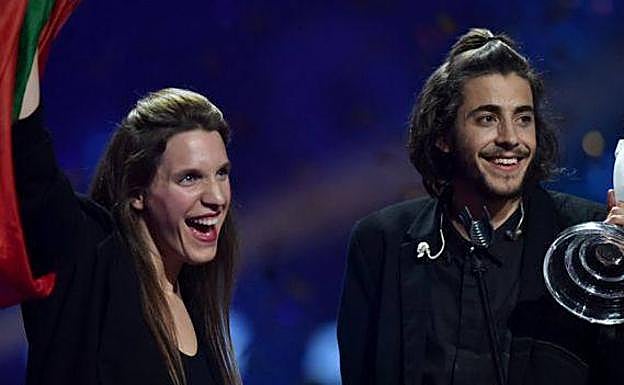 Luisa Sobral y Salvador Sobral recogiendo el premio en 'Eurovisión 2017'