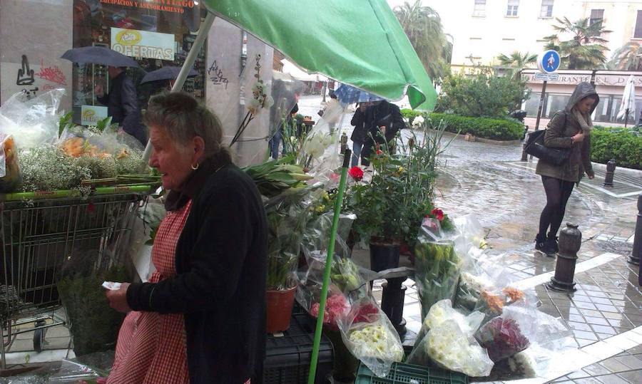 Durante décadas, ha vendido a los granadinos en su puesto ambulante en plazas como la de la Romanilla 