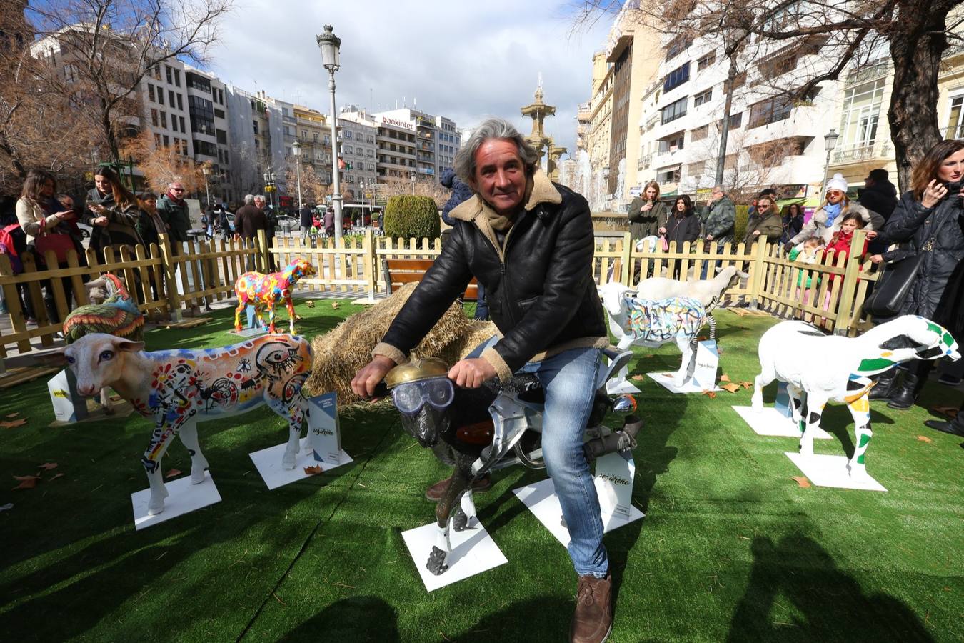 Exposición de más de 20 esculturas de fibra de vidrio en tamaño natural de corderos diseñadas por el escultor Miguel Moreno y decoradas por artistas, una muestra en Puerta Real