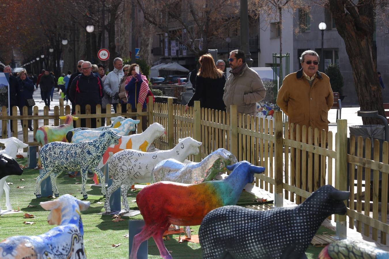 Exposición de más de 20 esculturas de fibra de vidrio en tamaño natural de corderos diseñadas por el escultor Miguel Moreno y decoradas por artistas, una muestra en Puerta Real