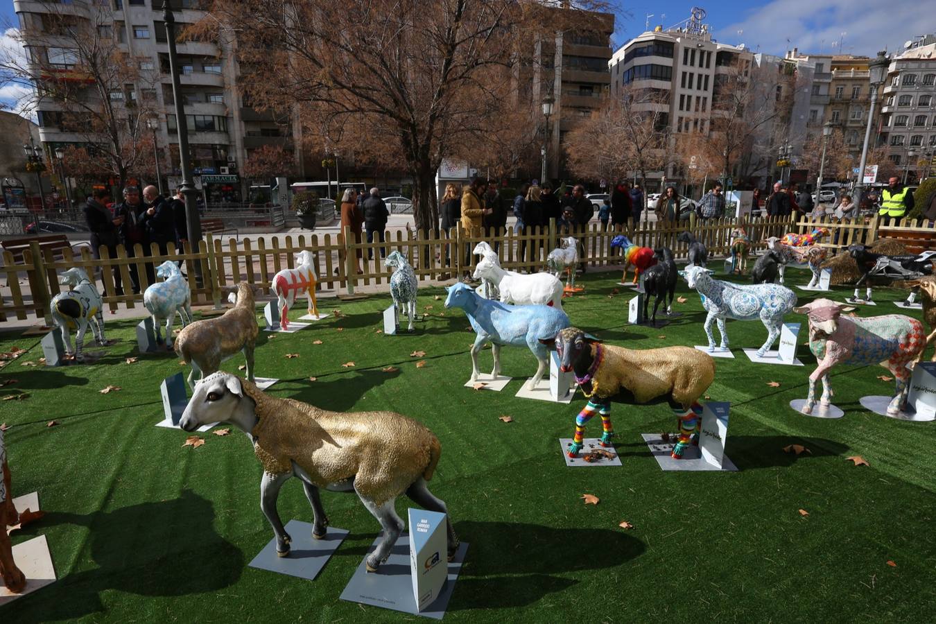 Exposición de más de 20 esculturas de fibra de vidrio en tamaño natural de corderos diseñadas por el escultor Miguel Moreno y decoradas por artistas, una muestra en Puerta Real