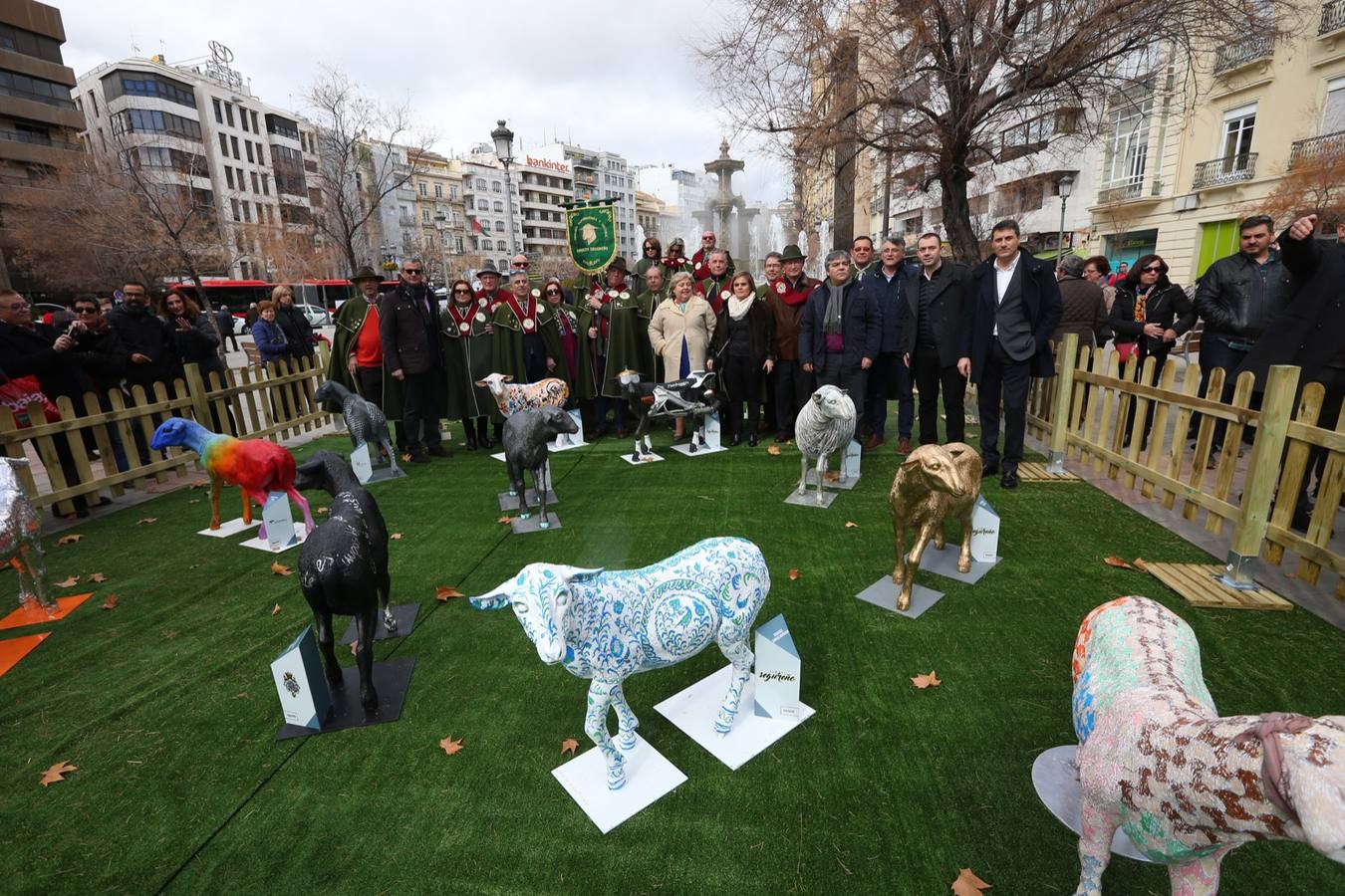 Exposición de más de 20 esculturas de fibra de vidrio en tamaño natural de corderos diseñadas por el escultor Miguel Moreno y decoradas por artistas, una muestra en Puerta Real
