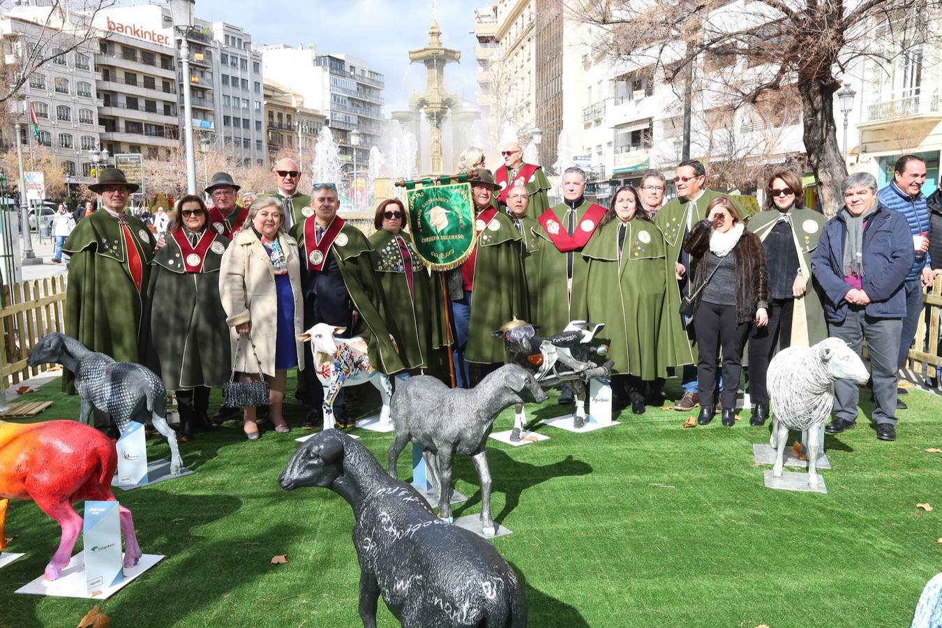 Exposición de más de 20 esculturas de fibra de vidrio en tamaño natural de corderos diseñadas por el escultor Miguel Moreno y decoradas por artistas, una muestra en Puerta Real