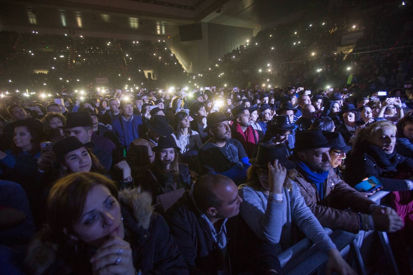 Dos horas de fusión flamenca y rock andaluz dejaron atrás el aguacero que empapó al público poco antes del inicio del concierto