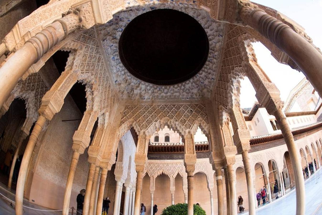 El Patronato de la Alhambra ha terminado tras dos años de intenso trabajo la restauración del Templete Oriental del Patio de los Leones, una edificación de pequeñas dimensiones que junto al gemelo del mismo patio representan los dos únicos ataujerados que se conservan en el mundo