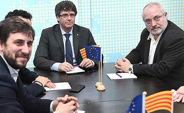 Puig (d), en una reunión con Puigdemont. 