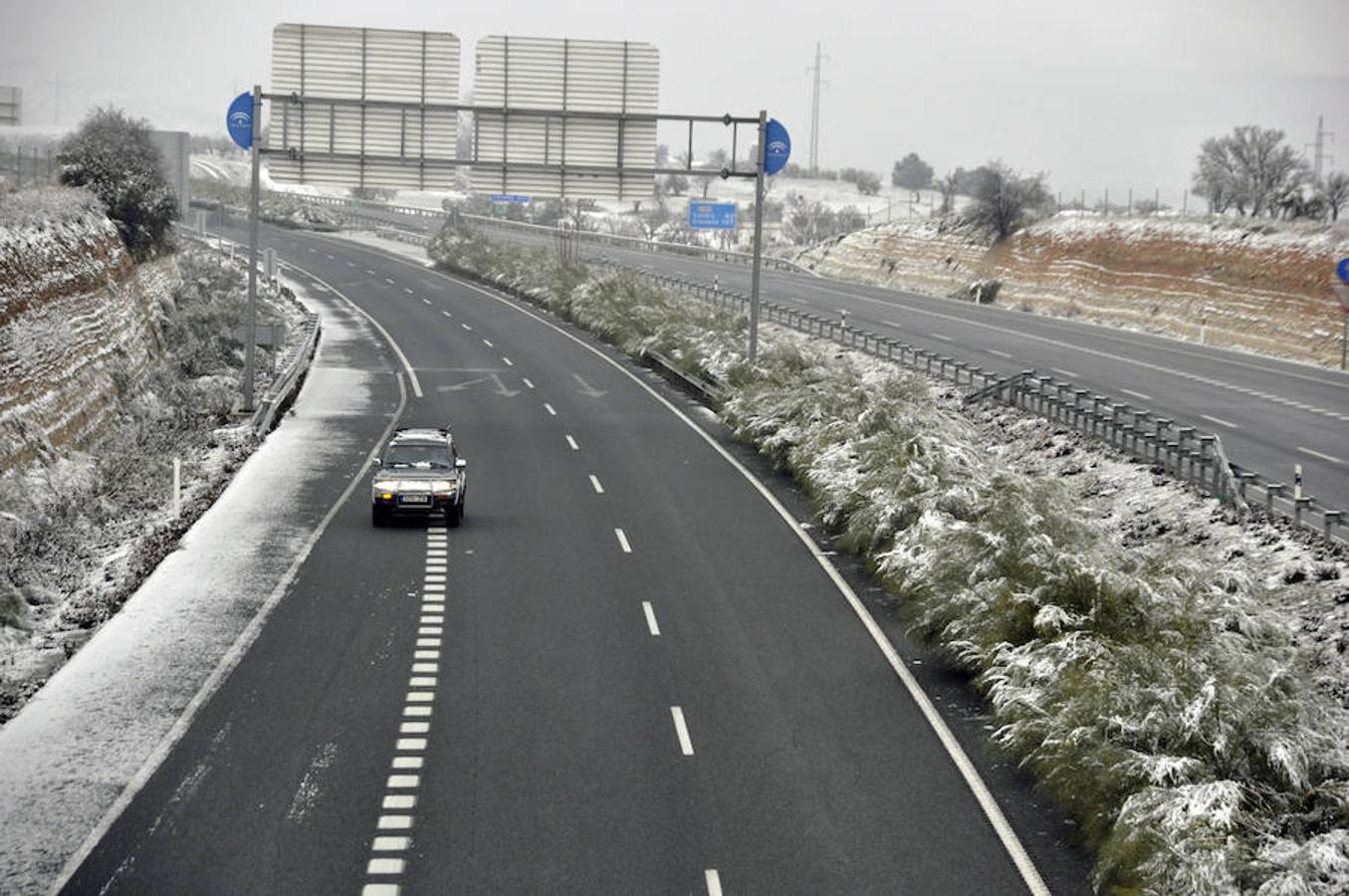 Cortes de carreteras y postales blancas tras un temporal de nieve