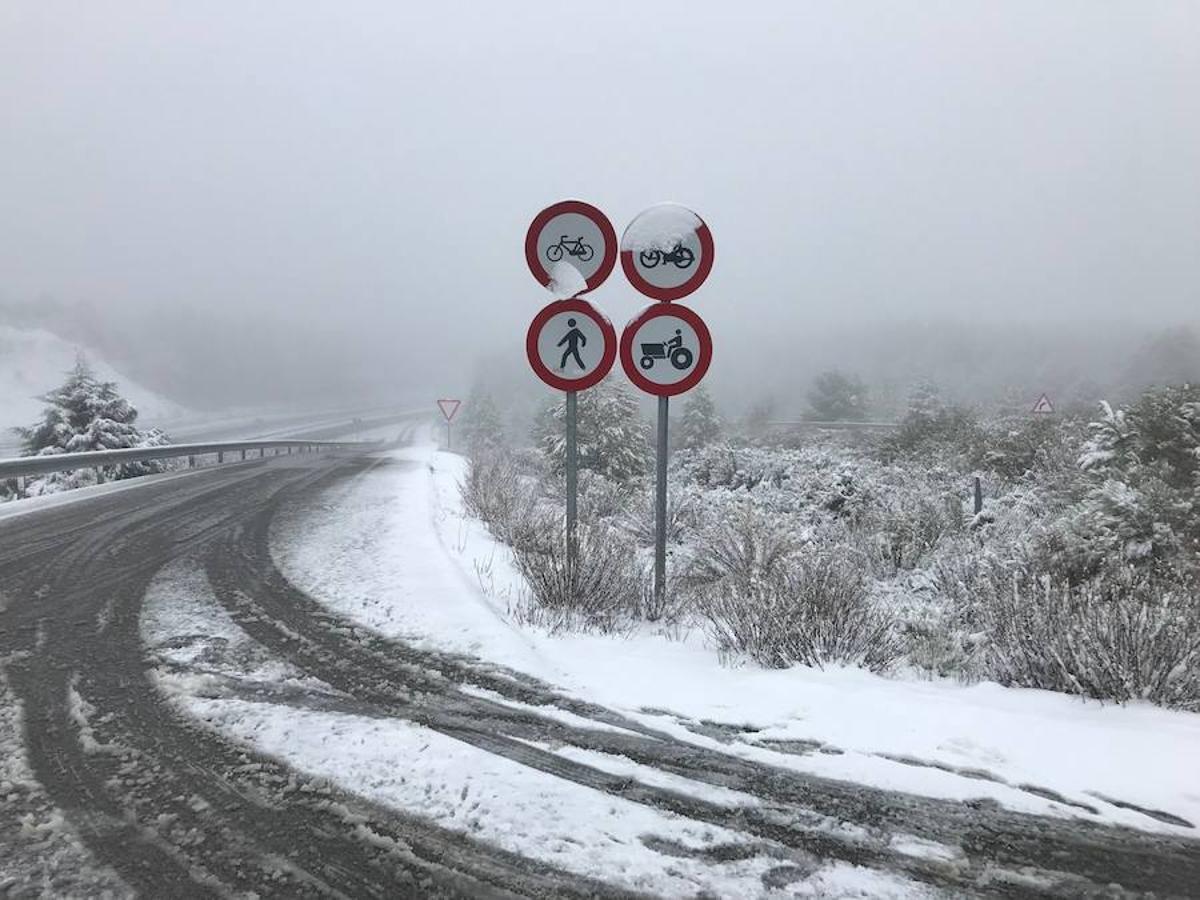 Cortes de carreteras y postales blancas tras un temporal de nieve