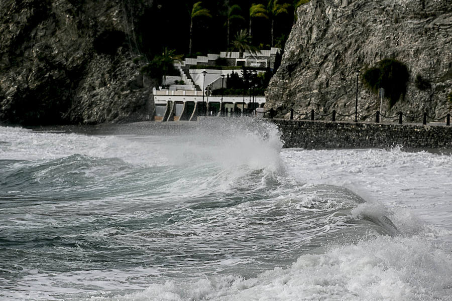 El temporal vuelve a sacudir a la Costa de Granada, aunque por el momento aún no ha causado grandes destrozos en las playas ni ha borrado con el viento la arena. Grandes olas en Almuñécar.