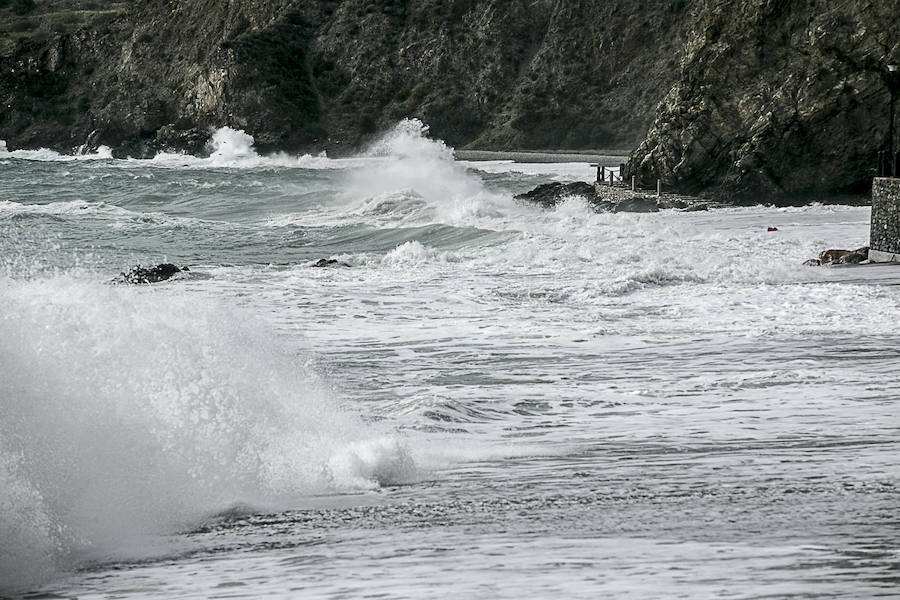 El temporal vuelve a sacudir a la Costa de Granada, aunque por el momento aún no ha causado grandes destrozos en las playas ni ha borrado con el viento la arena. Grandes olas en Almuñécar.