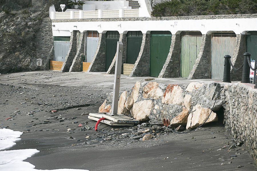 El temporal vuelve a sacudir a la Costa de Granada, aunque por el momento aún no ha causado grandes destrozos en las playas ni ha borrado con el viento la arena. Grandes olas en Almuñécar.