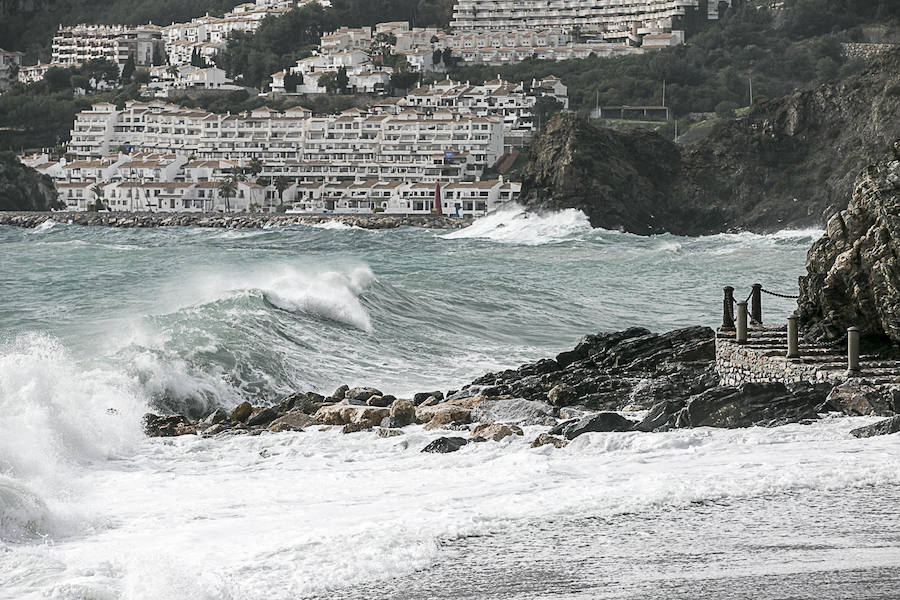 El temporal vuelve a sacudir a la Costa de Granada, aunque por el momento aún no ha causado grandes destrozos en las playas ni ha borrado con el viento la arena. Grandes olas en Almuñécar.